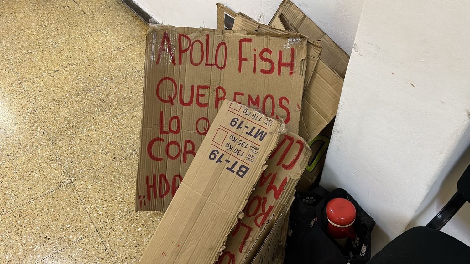 Los trabajadores se reunieron con el Ministerio de Trabajo alzando carteles denunciando la situación laboral.