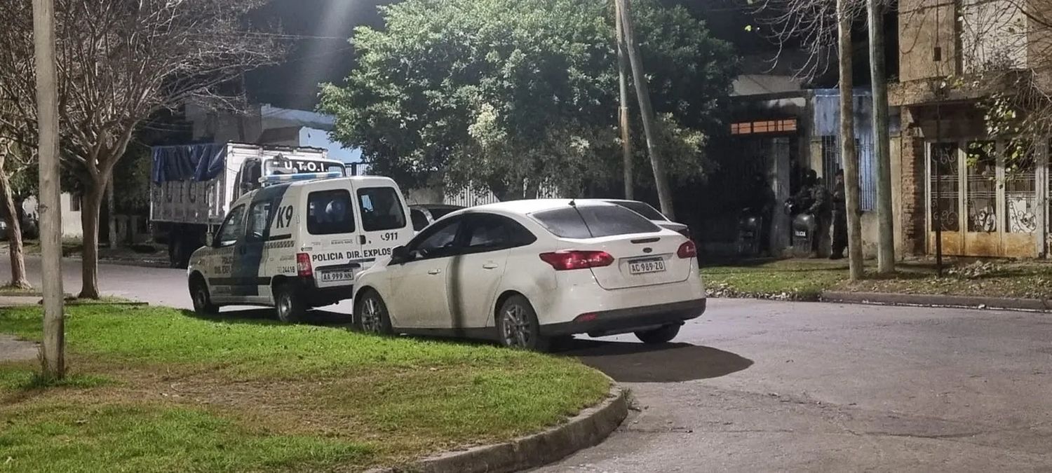 Allanamiento en barrio El Mondongo, La Plata (FOTO: 0221.com).