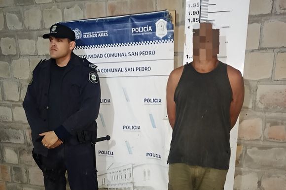 Echó a su mujer e hijos de la casa y les prendió fuego la ropa: lo detuvieron