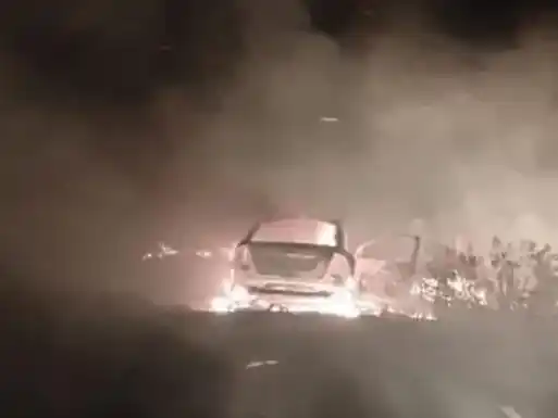 Se incendió un auto en el camino de Puiggari: quedó totalmente destruido