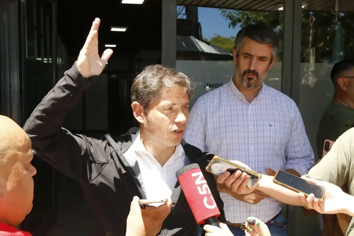 Kicillof llegó a Miramar para recorrer las zonas afectadas por el temporal