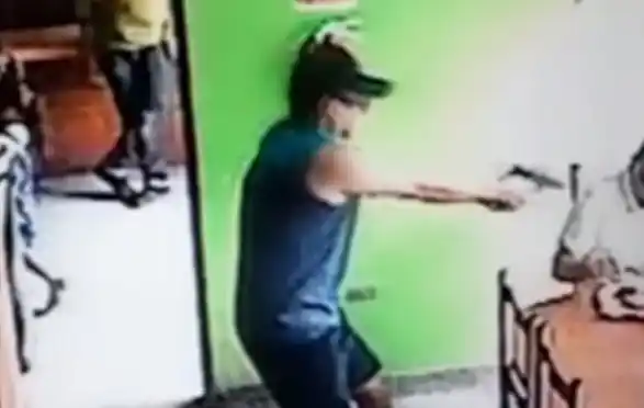 Video escalofriante: sicario corre a una nena para asesinar a un hombre
