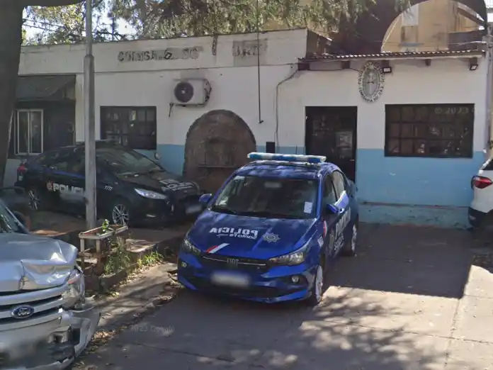 Investigan a dos policías por extorsionar a un joven con una denuncia falsa en una comisaría de la zona norte de Rosario