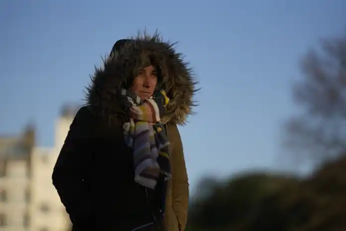 Una mujer camina durante una ola de frío polar.
