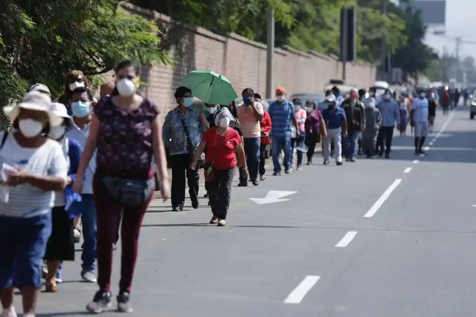 Aglomeraciones y caos en centro de votación en Perú en día de récord de muertes por COVID-19