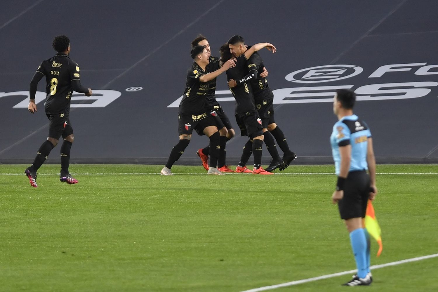 River tropezó contra el campeón Colón que lo derrotó en el Monumental