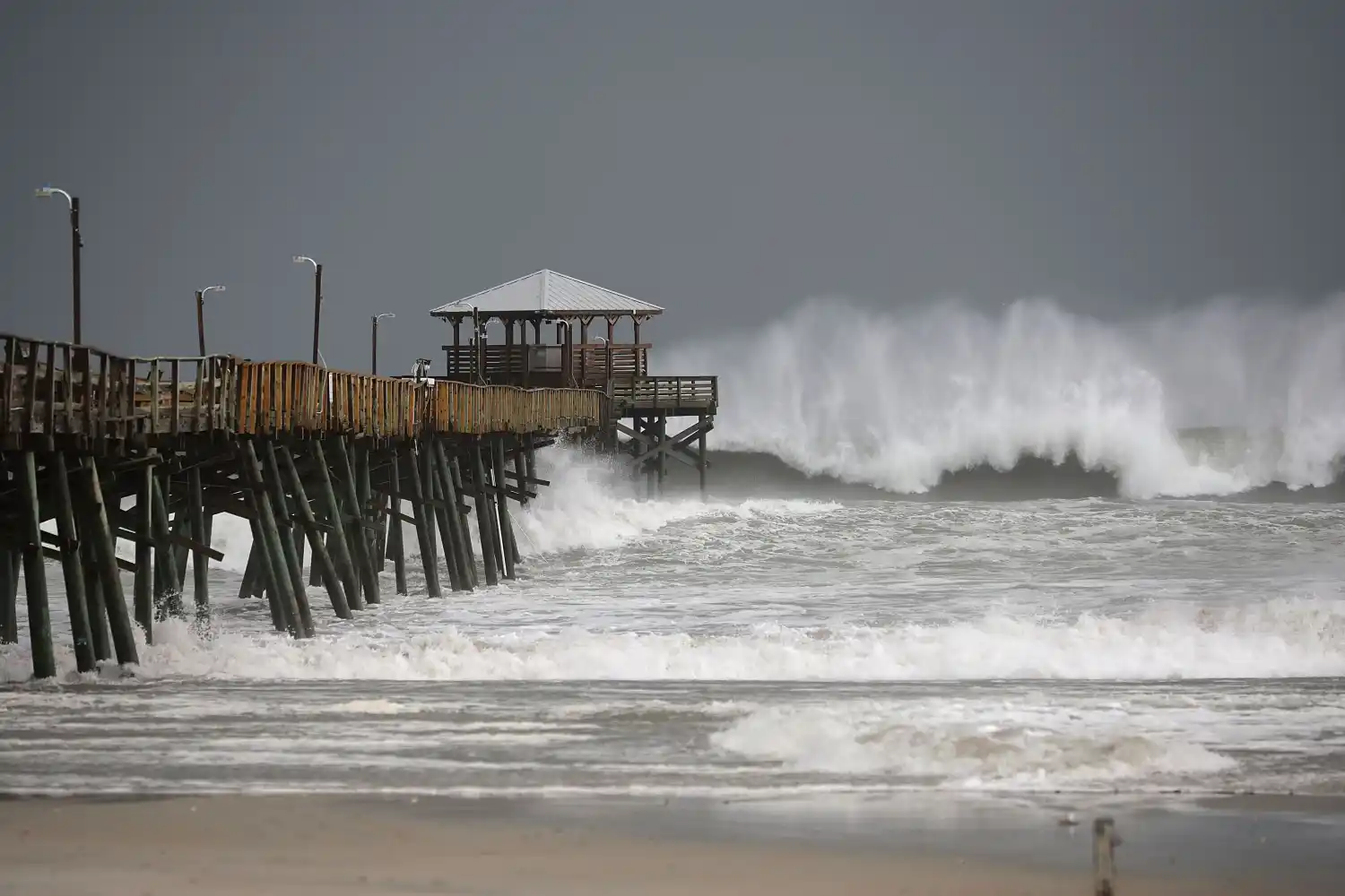 El huracán Florence comenzó a azotar la costa este de EEUU con lluvias diluvianas