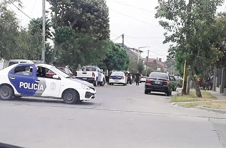 Agredió a su pareja en la casa y enfrentó a policías