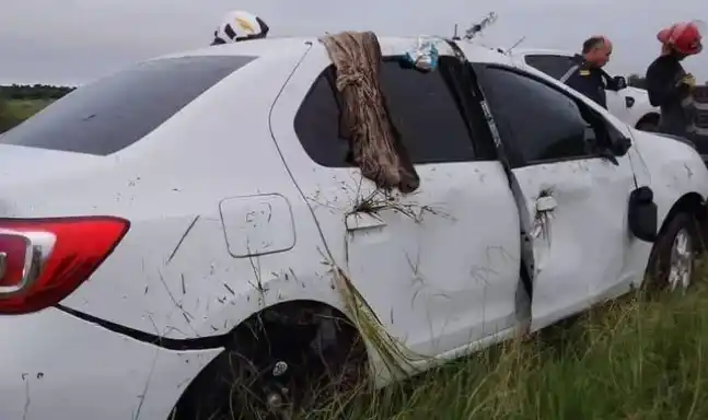 La víctima conducía un Renault Logan, que acabó sumergido en el agua de una banquina cercana.