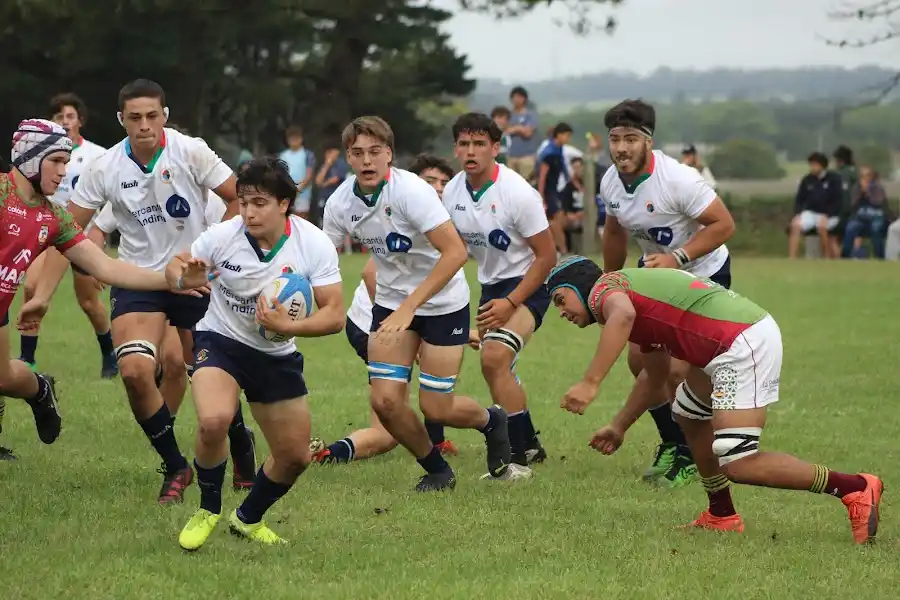 El tandilense Scoltore, en apoyo del medio scrum, Mateo Camilión.