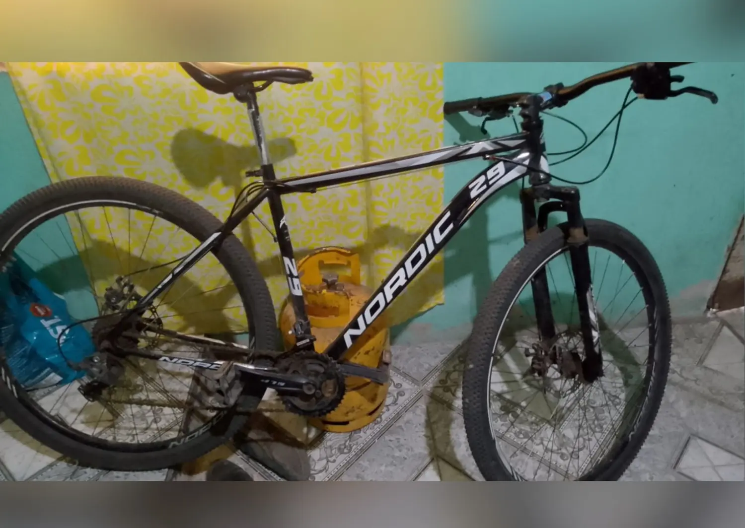 La bicicleta robada es marca Nordic, con detalles en negro y gris.