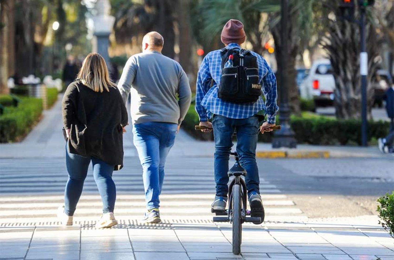 Ordenaron al municipio que haga cumplir la ley que prohíbe la circulación de bicicletas por el cantero de Oroño