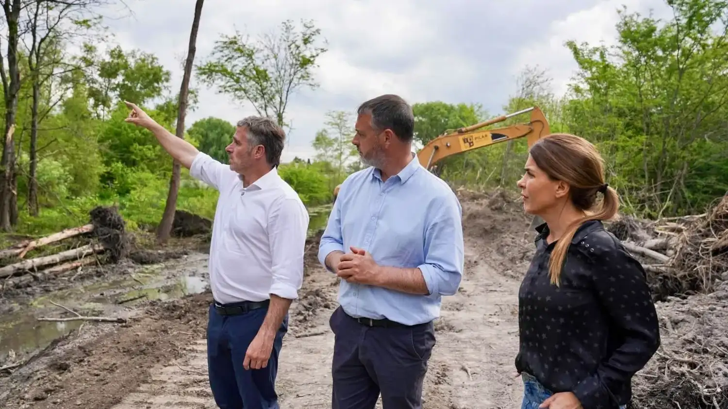 Federico Achával recorre obras en cursos de agua