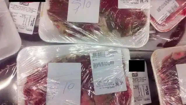 En un supermercado ofrecen carne podrida a 10 pesos