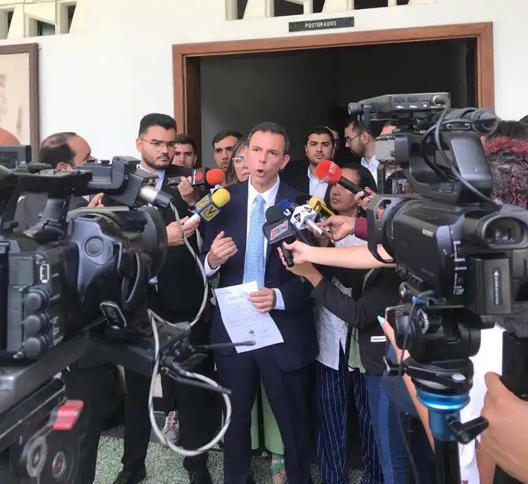 Roberto Enríquez es el primero en oficializar su candidatura ante la Comisión Nacional de Primaria