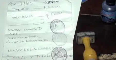 Buenos Aires: falsificadores cobraban hasta 20 mil pesos por truchar títulos