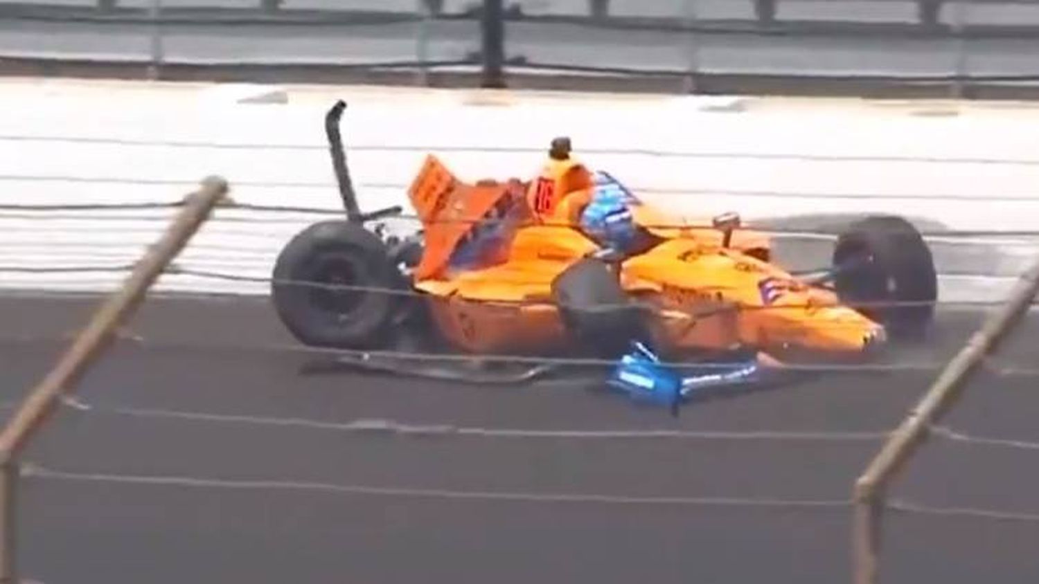 Video: El tremendo accidente de Fernando Alonso en Indianápolis