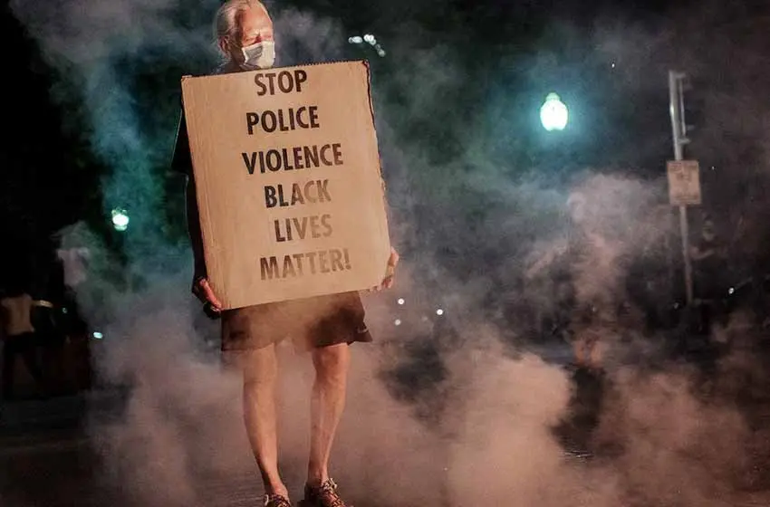 Dos muertos y un herido en las protestas contra el ataque a tiros de la policía estadounidense a un afroamericano