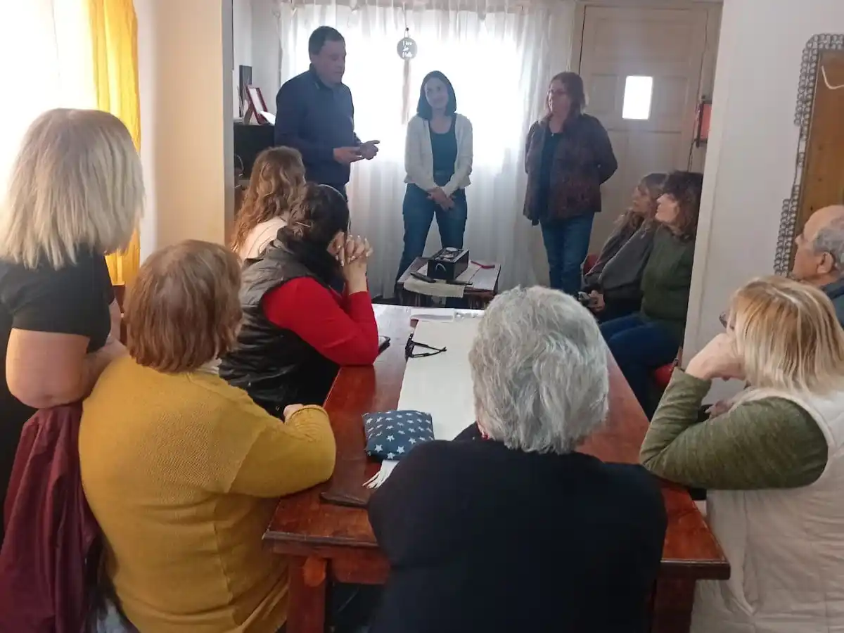 Maizzani, junto a vecinos