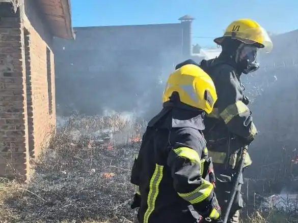 Bomberos trabajaron en tres incendios el viernes. (Foto: Bomberos Voluntarios de San Francisco)