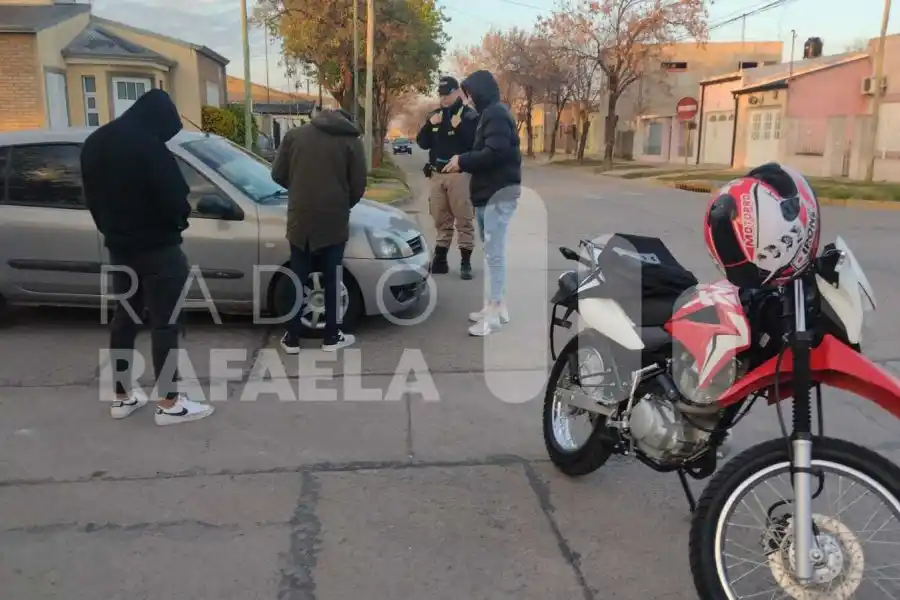 Choque entre motocicleta y automóvil: afortunadamente, no hay lesionados