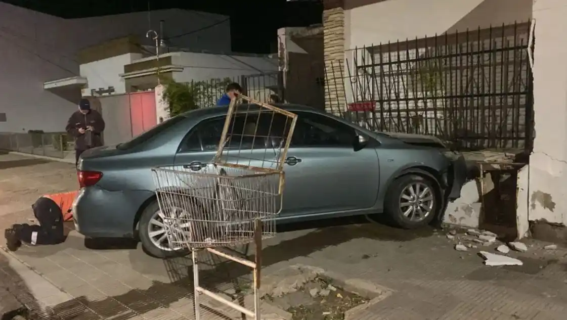 Así quedó el auto, incrustado en la vivienda