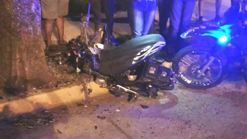 Escapaban de un control y terminaron estrellados contra un árbol