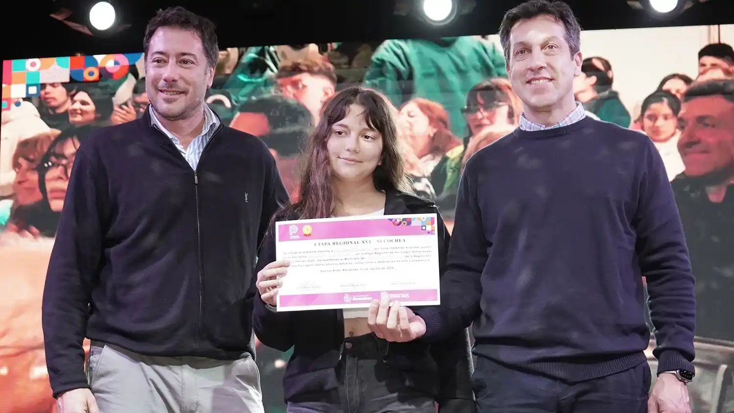 Matías Sierra y Arturo Rojas entregan el diploma a la ganadora en fotografía