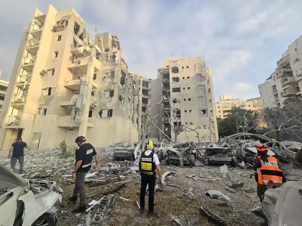 Irán bombardeó el sur israelí tras expirar el “alto al fuego total” anunciado por Trump