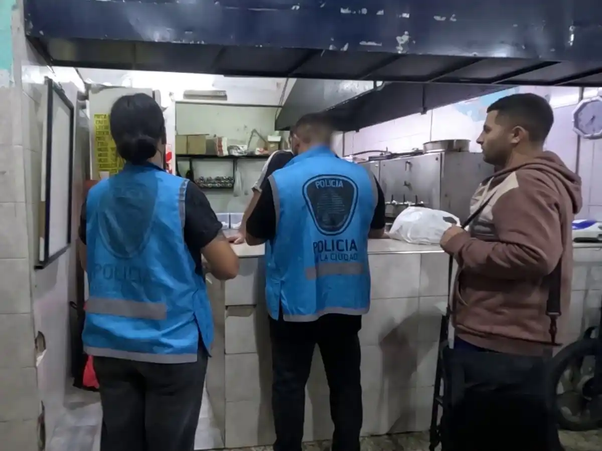 La policía realizó allanamientos simultáneos en Once y Flores para combatir el comercio de mercadería ilegal.