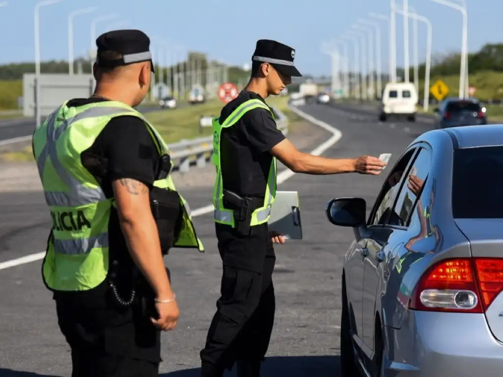 Manejar sin cinturón de seguridad puede tener una multa de entre $85.550 y $171.100, mientras que por usar celular puede trepar a $342.200.