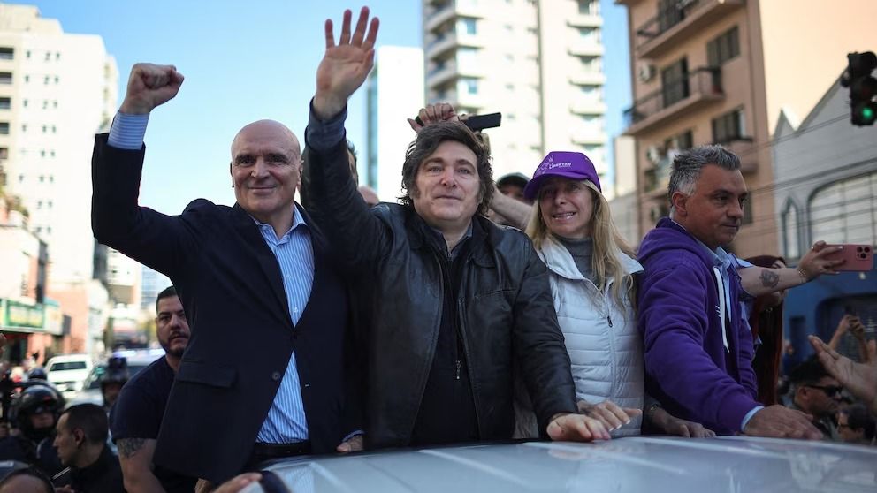 Javier Milei presente en el acto de Lomas de Zamora acompañado de Espert, Karina Milei y Sebastian Pareja (REUTERS/Agustín Marcarian)