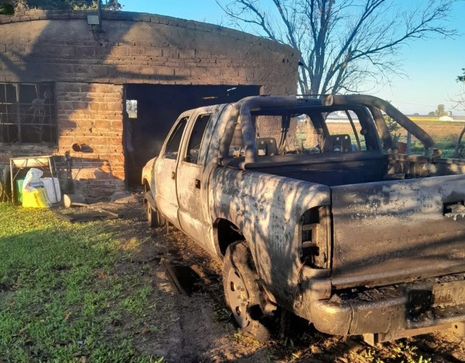 Una camioneta quedó destruida por un incendio en un galpón