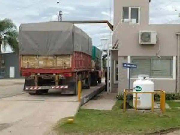 En un accidente laboral, un joven perdió la vida al ser aplastado por un camión