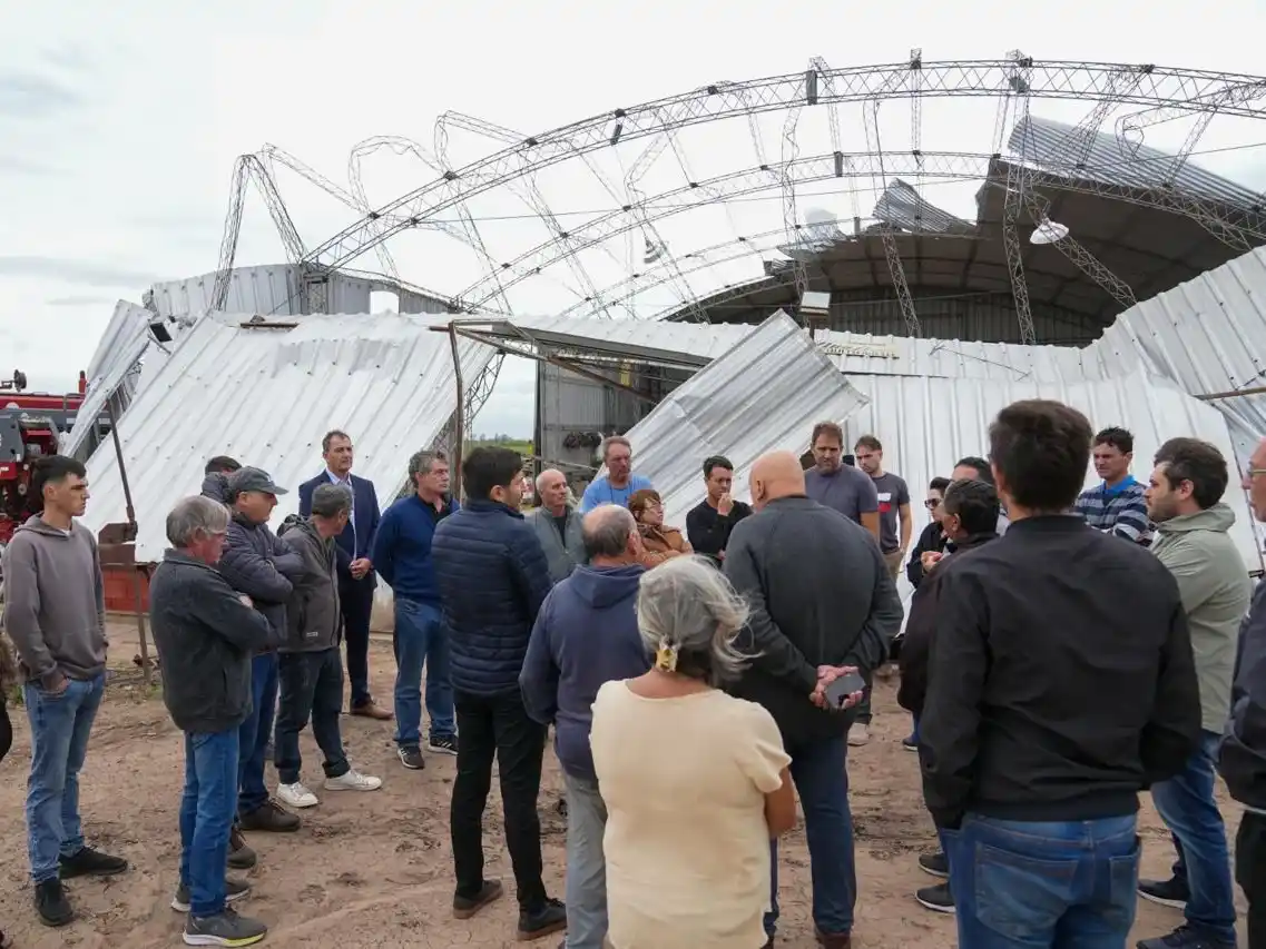 Pullaro junto a productores afectados.