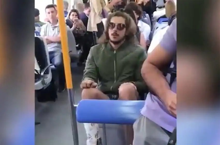 El momento en el que increparon con insultos a Rodrigo Eguillor en el tren Mitre