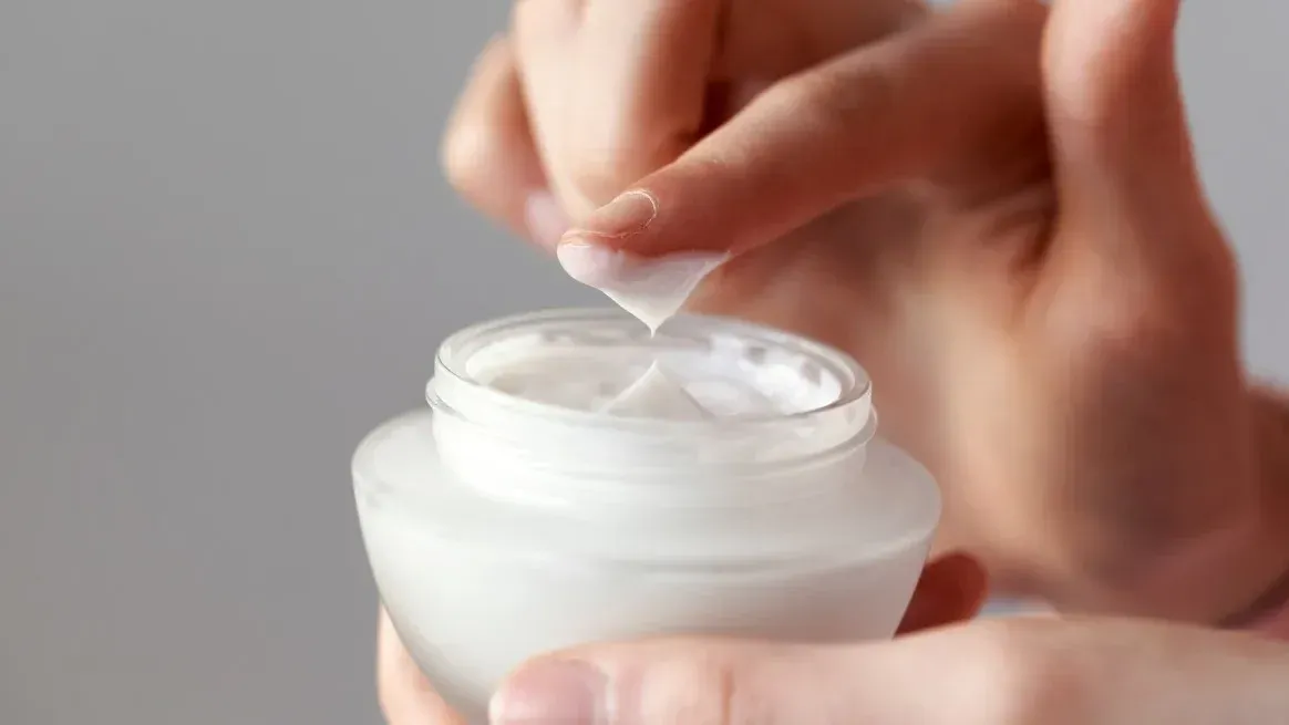 Cremas y sueros cosméticos que declaran contener ácido azelaico