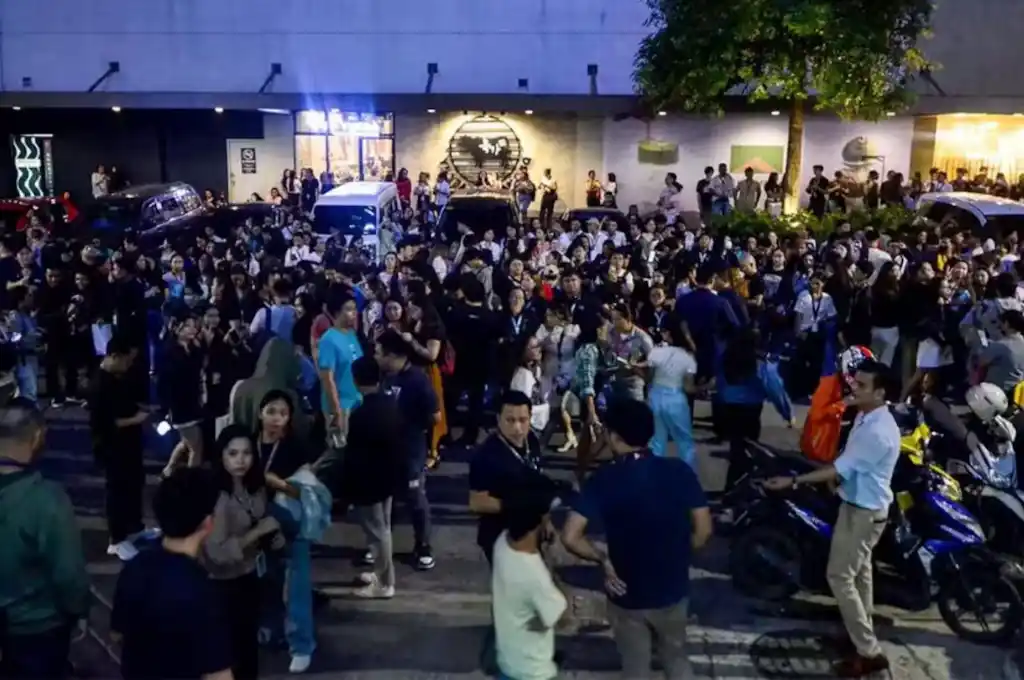 Miles de personas salieron a las calles tras el sismo que sacudió Filipinas (Foto: AFP)