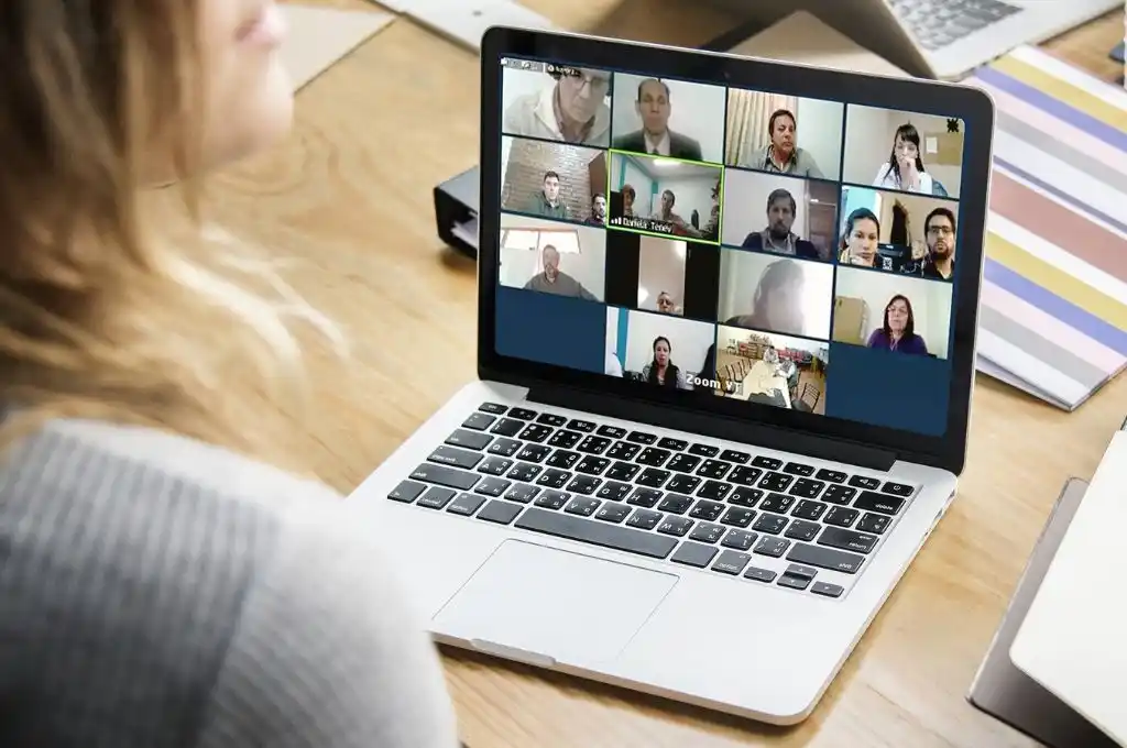 Una docente universitaria murió mientras dictaba una clase por zoom