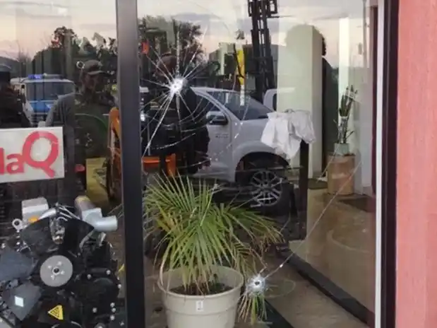 Un vecino efectuó varios disparos contra un local comercial "con intención de matar a su propietario"