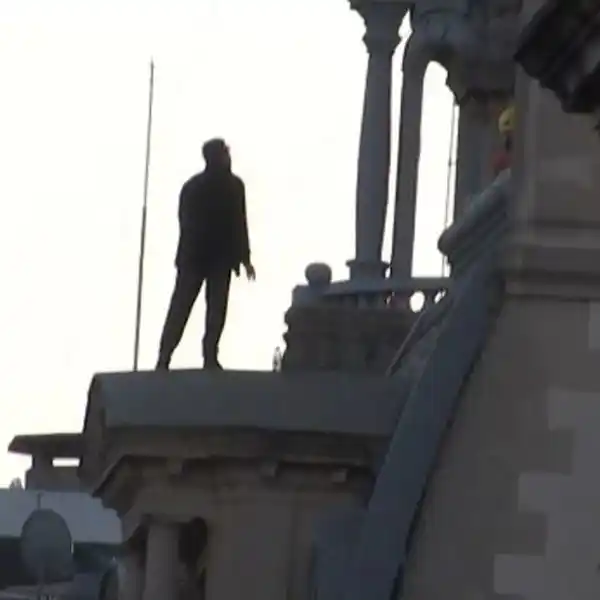 Buenos Aires: Un hombre disfrazado de Batman amenaza con suicidarse