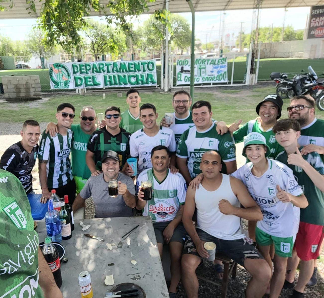 Un grupo de 35 personas conforman el departamento del hincha