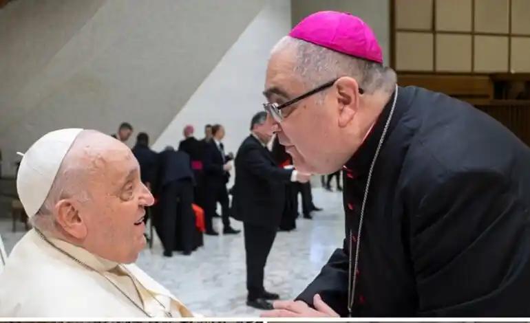 Buenanueva junto a Francisco en una de los últimos viajes al Vaticano.