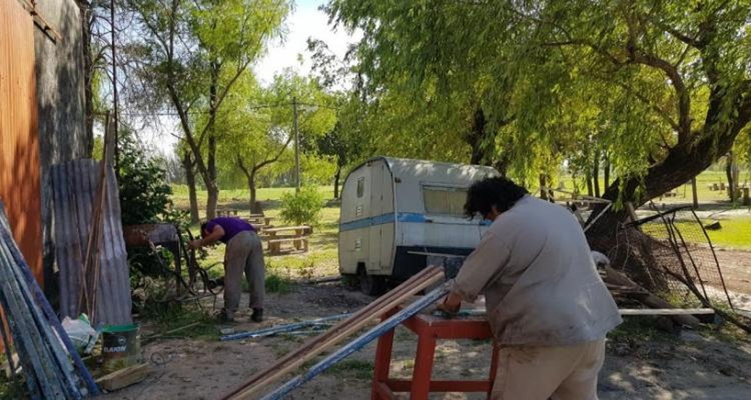 Reparan bancos dañados de Plaza Constitución
