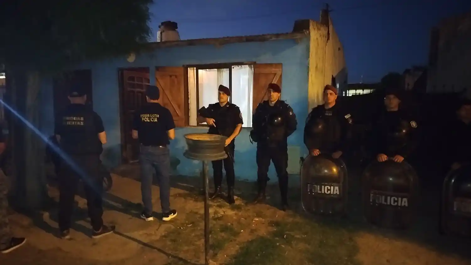 Secuestran dinero, celulares y elementos de corte tras allanamiento