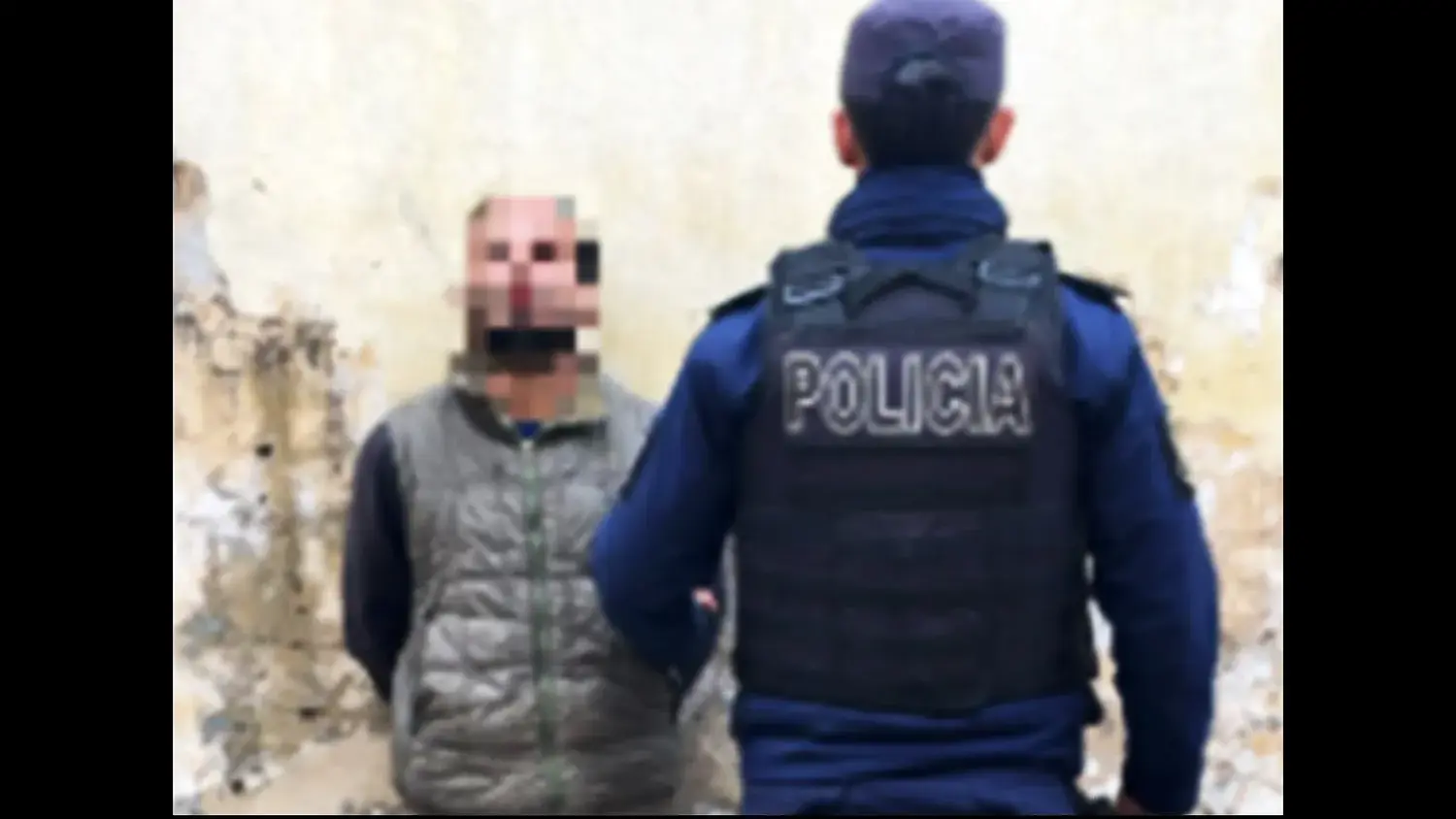 El individuo fue denunciado por los disturbios que ocasionaba. La policía lo detuvo y descubrió que portaba un arma blanca.