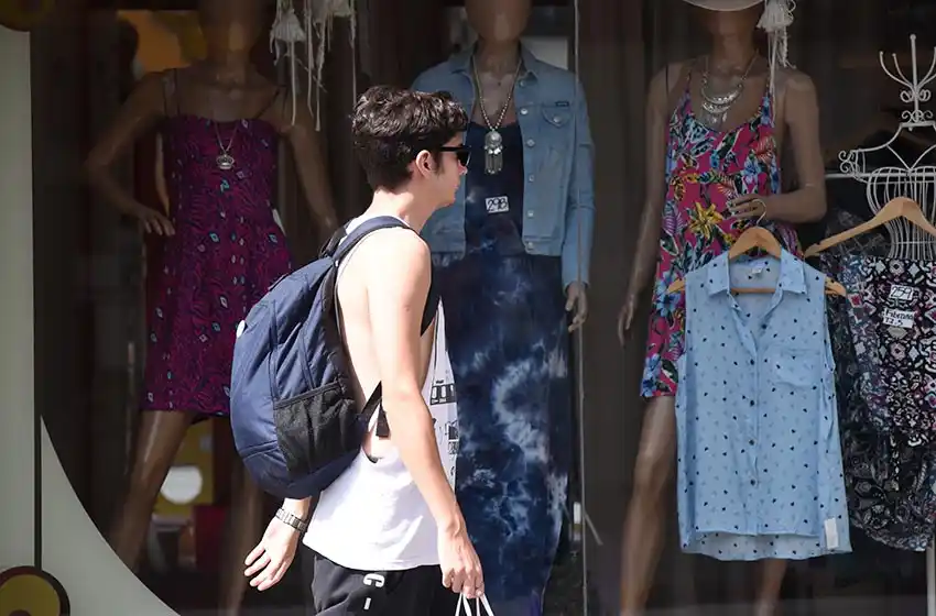 Por las altas temperaturas, los locales del centro sufren la caída de las ventas