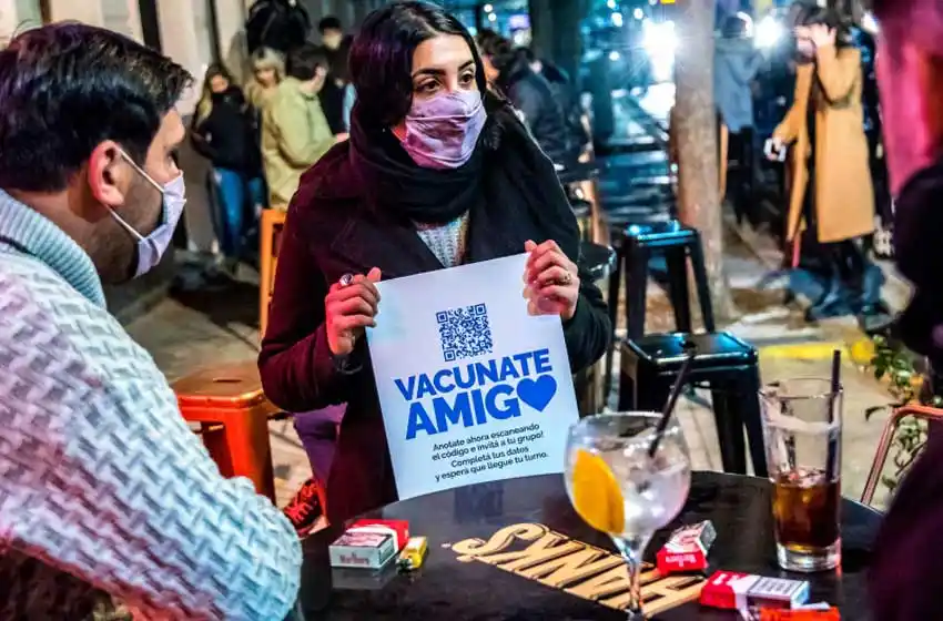 Cómo es la campaña para que los jóvenes rosarinos se anoten para vacunarse contra el coronavirus