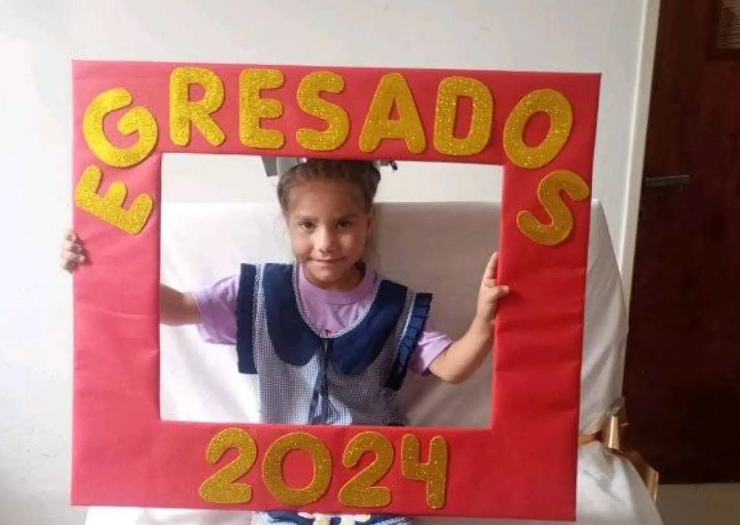 Familiares felicitan a Pía por su egreso