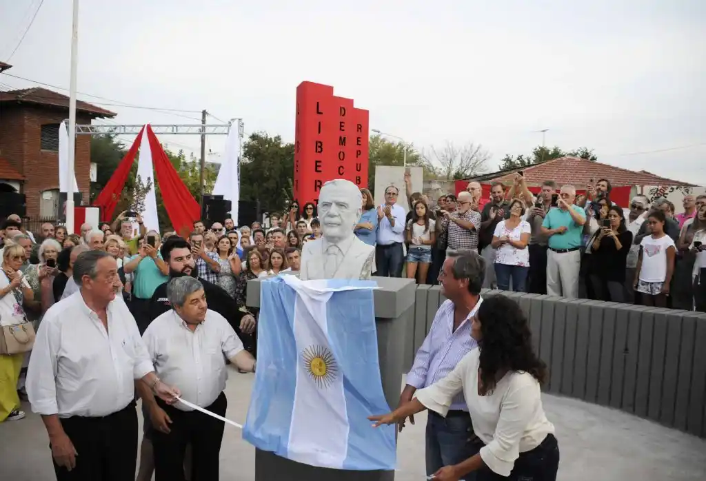Descubrieron un busto en homenaje a Raúl Alfonsín